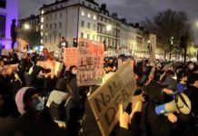 中國白紙抗議運動 英國BBC一名記者慘遭中共公安痛毆逮捕