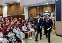 賴清德校園座談 學生直嗆:我感覺我們不是住在同一個台灣 民進黨總統參選人賴清德遭學生質疑「我感覺我們不是住在同一個台灣」,海洋大學校長許泰文(賴清德右邊、黑色西裝者)出面護駕,當眾指導學生要問政策、願景或福利政策,還說「校長給你拜託好不好?」場面尷尬。圖/引自賴清德臉書