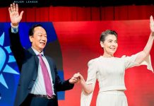 陳學聖拿賴佩霞大陸學歷認證跟郭台銘辦公室賭雞排 誰贏了? 賴佩霞的大陸學歷被質疑。圖/郭台銘臉書