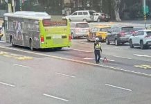 驚險瞬間!公車司機身體不適驟停府前 中正一警即刻救援 圖/翻攝網路