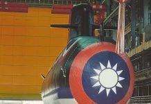 首艘國造潛艦「海鯤號」今下水 蔡英文親擲瓶保密內幕曝光 首艘國造潛艦「海鯤號」下水典禮今(28)在台船高雄海昌廠舉行,蔡總統親自參與並舉行擲瓶儀式,但因2項紅區裝備未裝閉,典禮僅讓相關人等參與,且只讓府線記者參加,不讓軍事記者參與。圖/引自軍事茶館訊息中心臉書