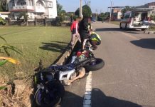 疑閃避對向車輛 大重機不慎自摔 圖/苗栗縣政府提供