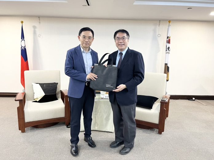 AMD王啟尚副總裁與黃偉哲市長合影_0