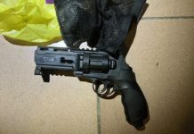 影/不爽女友前男友討債 男子持鎮暴槍當街開槍被逮