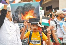 美71歲房東26刀刺死6歲童 狂吼:穆斯林必須死 圖為摩洛哥民眾15日在市中心舉行遊行,聲援巴勒斯坦人。取自新華社