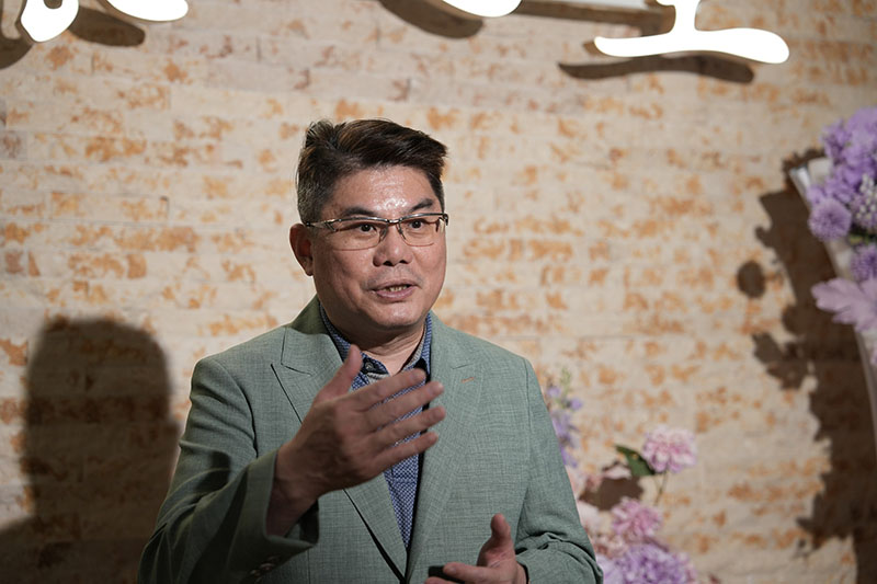 蔡總指出，「期待所有來入住的媽媽們，除了感受到全台特有一條龍式的各項優質服務外，更要追求這裡成為媽媽與爸爸們，放鬆舒壓、親子照護的五星級月子中心。」