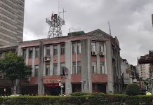 精障老嫗躲接駁車廁所,大同警關懷助返家 圖/翻攝網路