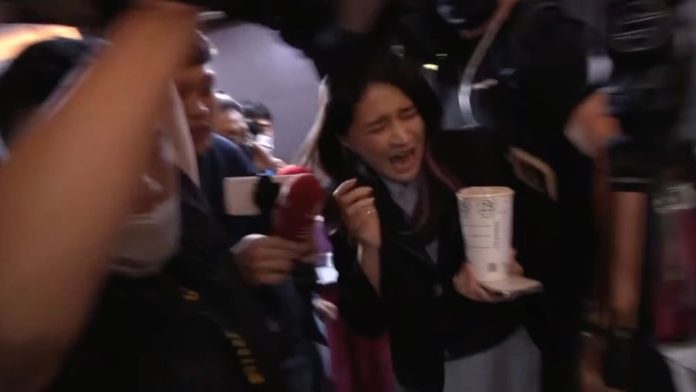 E8B3B4E59381E5A6A4E79691E4BCBCE981ADE68EA8E58092EFBC8CE7BFBBE6949DE9BB83E68F9AE6988EEFBC88E5899DE99B9EEFBC89E7B289E5B088