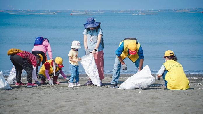 許多家長帶著孩子一起淨灘，環保意識從小扎根。（圖/台南市環保局提供）