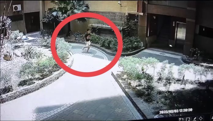 案發後曾姓嫌犯跑步迅速逃離現場。（圖／記者陳聖璋翻攝）