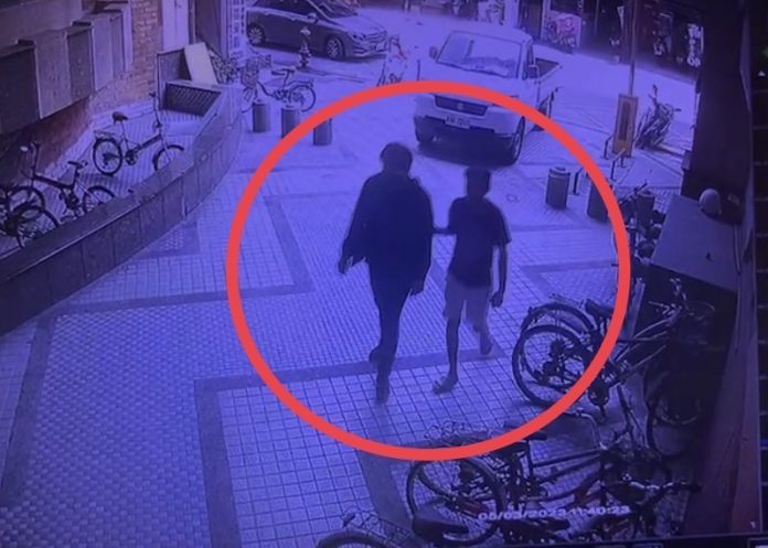 曾嫌（右）拉著死者（左）進入大樓。（圖／記者陳聖璋翻攝）