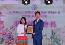 駐新加坡代表處發布《台灣與全球半導體產業鏈》英文手冊 爭取國際能見度 駐新加坡代表童振源(右)25日發布《台灣與全球半導體產業鏈》英文手冊,希望能促成新加坡企業及跨國企業到台灣投資與合作。(取自童振源臉書)