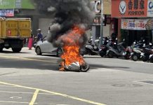 獨家/ 新莊中港路火燒車 阿伯載米酒爆炸濃煙竄天際 圖/劉孟儒攝