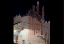 規模6.8 摩洛哥百年強震已296死153傷 馬拉喀什知名的Jamaâ El Fnaa廣場附近的清真寺也被強震震垮。圖/翻攝自Volcaholic推特