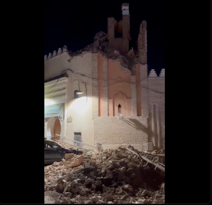 馬拉喀什知名的Jamaâ El Fnaa廣場附近的清真寺也被強震震垮。圖/翻攝自Volcaholic推特