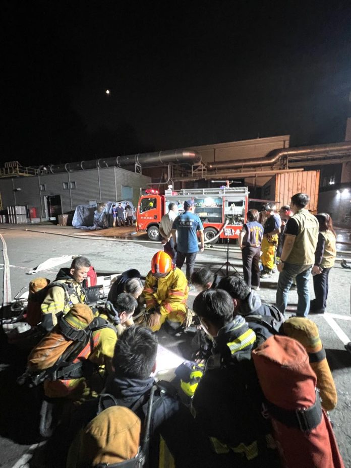 屏東科技產業園區22日晚間發生火警，目前仍持續搶救中，縣長周春米在臉書上表示，目前已成立火災應變中心，全力救災。（取自周春米臉書）