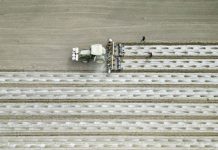 3陸企「涉新疆強迫勞動」被美制裁,陸方:炒作子虛烏有的謊言 新疆尉犁縣棉農進行春播作業。(新華社)