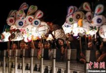 安徽古鎮宏林中秋鬧花燈 國際媒體也追隨 安徽宏村中秋鬧花燈已成大陸知名節慶活動.引起BBC的關注.(中新網)