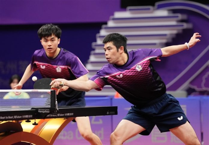 莊智淵（右）與林昀儒（左）桌球男雙搶進四強。（中華奧會提供）