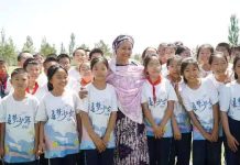 內蒙庫布其治沙保護黃河計畫 受到聯合國重視 阿明娜看望內蒙古庫布其億利東方學校學生。