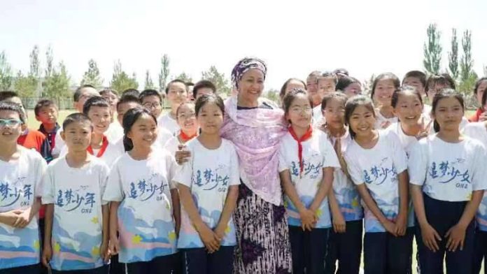 阿明娜看望內蒙古庫布其億利東方學校學生。
