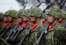 牽制中國?日將與菲、法簽軍事合作協議 自衛隊閱兵式。圖/取自日本自衛隊官網