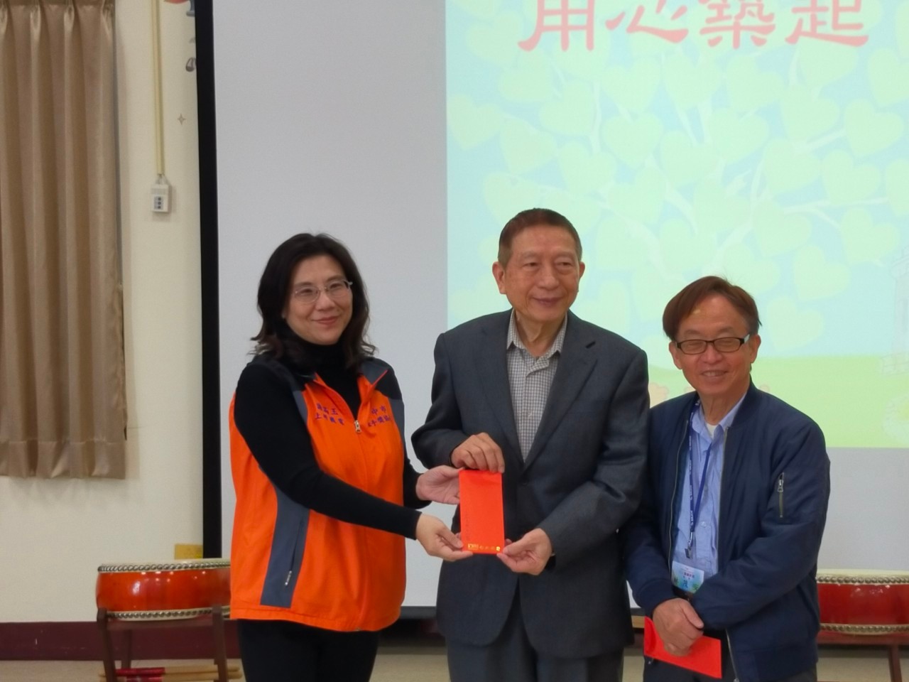 喜願家園圍爐饗宴傳遞溫暖與關愛　金手獎樂團表演增添年節氣氛 - https://www.watchmedia01.com