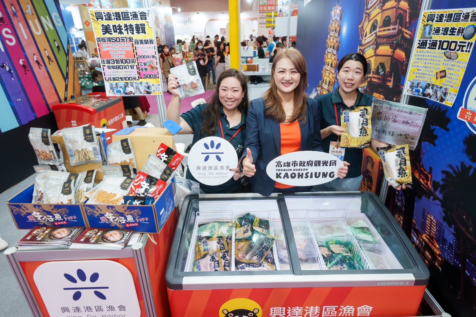 ▲高閔琳局長與興達漁港合影，買氣熱絡。( 圖 / 高雄市政府觀光局提供 )