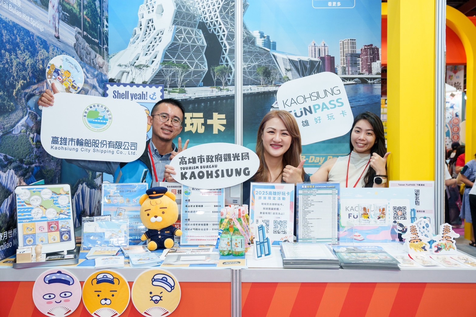 ▲高閔琳局長與高雄好玩卡、高雄輪船公司團購，推銷高雄遊程產品。( 圖 / 高雄市政府觀光局提供 )