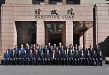 率閣員拍畢業照/蘇貞昌:被留下來的 我們都通過了檢驗 圖/行政院提供