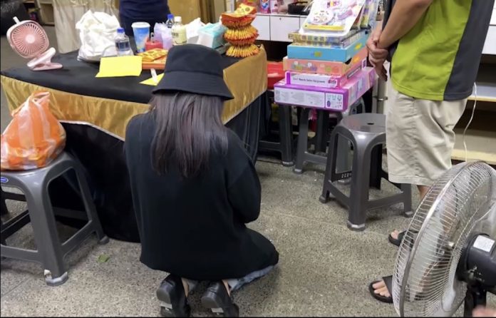 肇事孕婦至女童靈堂上香，下跪致歉。 （圖／記者陳聖璋翻攝）