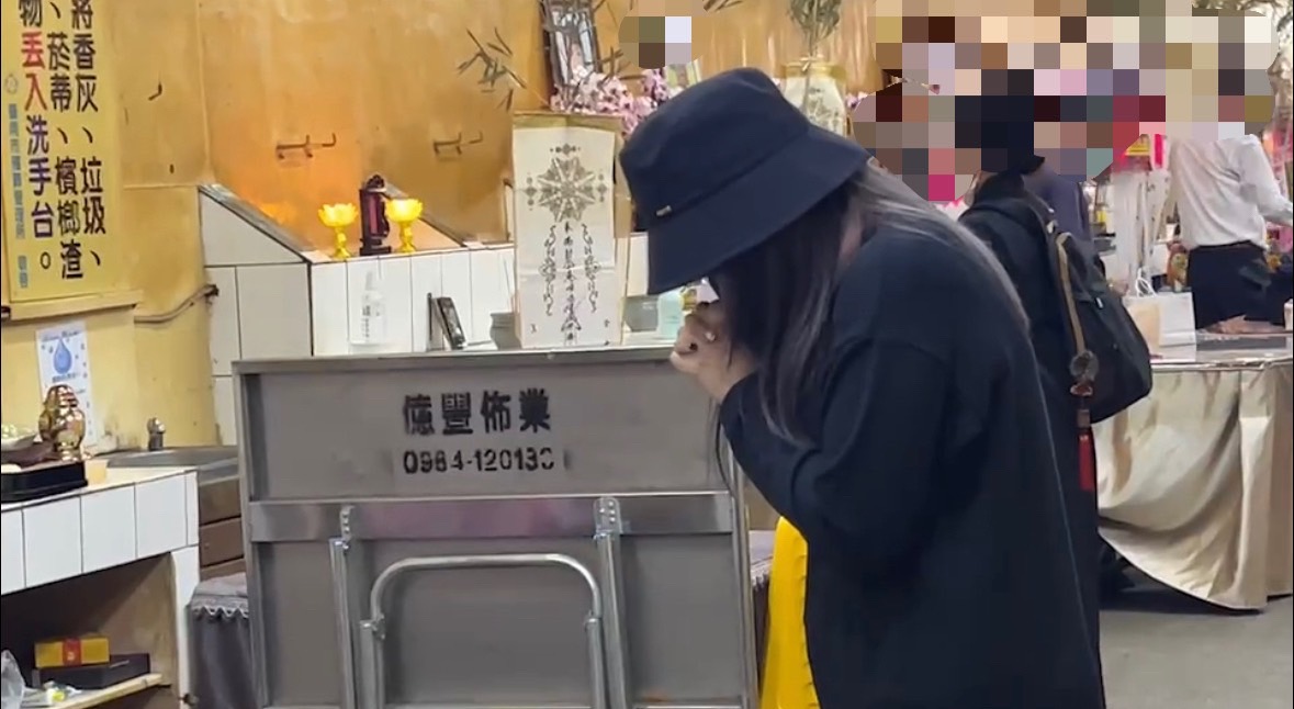 肇事孕婦掩面痛哭。（圖／記者陳聖璋翻攝）