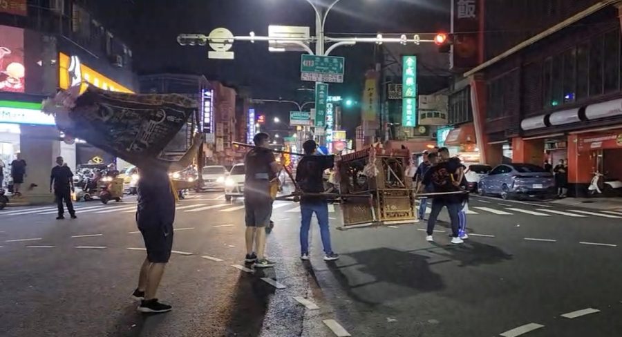 城隍爺在女童車禍身亡處進行路祭。 （圖／記者石雨鑫翻攝）