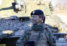 北約將舉行冷戰後最大軍演 對嗆俄羅斯 北約舉行「三叉戟接點2018」軍演,參加演習的女兵接受檢閱。(新華網)