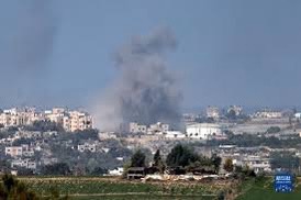 10月15日在加薩邊境以色列一側拍攝的以色列空軍轟炸後升起的濃煙。（新華社）