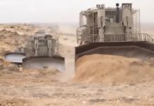 加薩巷戰,以色列、哈瑪斯準備哪些武器? 以色列先向加薩境內派出D9R裝甲推土機,據傳能摧毀敵方地下碉堡。(以色列國防部官網)