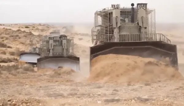 以色列先向加薩境內派出D9R裝甲推土機,據傳能摧毀敵方地下碉堡。（以色列國防部官網）
