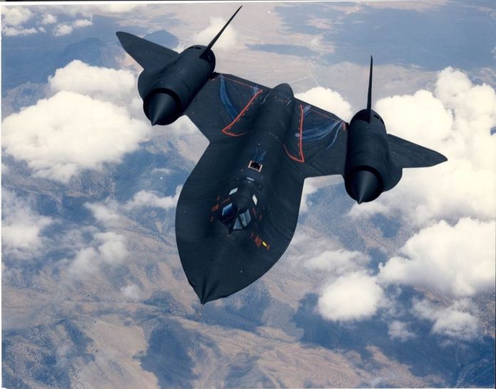 美軍SR-71黑鳥偵察機雖然功能強大，但維護費用驚人，讓這架最經典的傳奇噴射機成為絕響。（美國空軍）