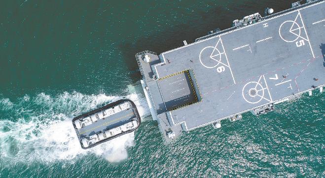 中國首艘075型兩棲攻擊艦海南艦，搭載氣墊登陸艇。圖／新華網
