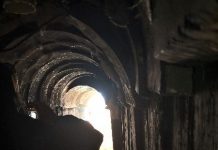 以軍用「海綿炸彈」對付加薩地道 救出一被俘女兵 已被以色列軍方摧毀的地道內部。圖/新華網