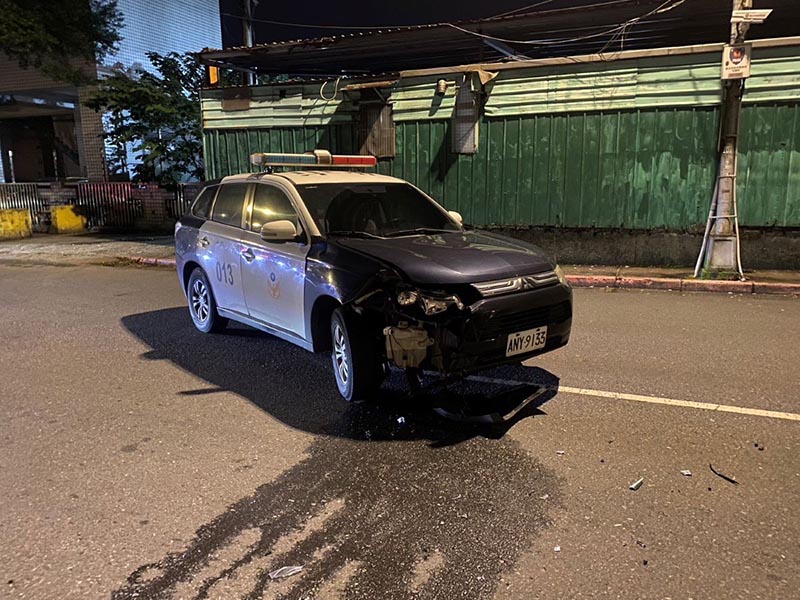 男子不服取締衝撞警車 勇警追逐百米及時制伏