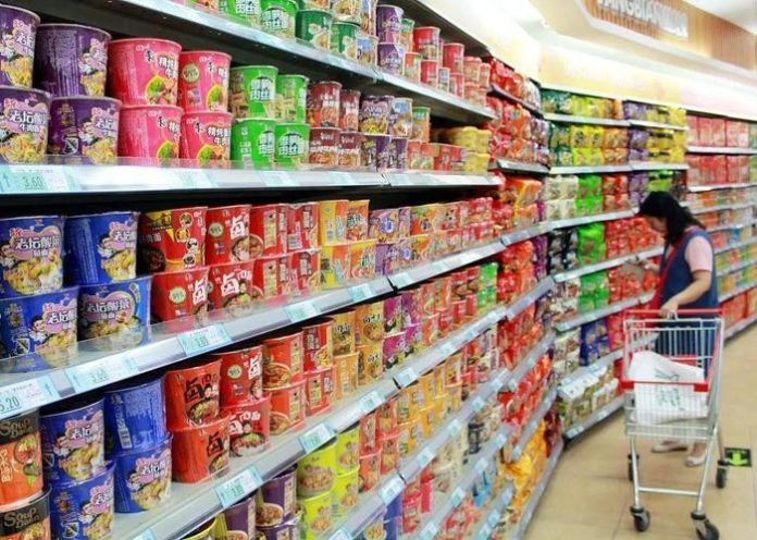 在外賣崛起等因素影響下，大陸統一、康師傅發布半年報業績顯示，速食麵增速都下跌了。圖為大陸超市琳瑯滿目的各種泡麵。圖／新浪網