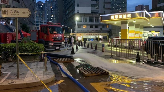 71年來最大降雨後，深圳與香港相臨的羅湖區部分地區斷水斷電，當局正在搶修中。取自深圳新聞網