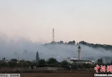 以色列大軍壓境卻舉棋難定 哈瑪斯如何頂住地面戰 當地時間16日,以色列對黎巴嫩南部村莊進行打擊。(中新網)