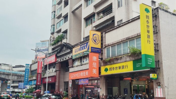 messageImage_1752119075988_0 銀行行員分享工作故事,引發網友熱議。(圖/非當事銀行)