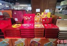 大陸經濟欠佳 一盒月餅近千元人民幣仍被搶光 大陸經濟欠佳,但一盒近千元人民幣的月餅一推出還是被搶購一空。圖為北京某超市販售月餅,與報導無關。(取自中新網)