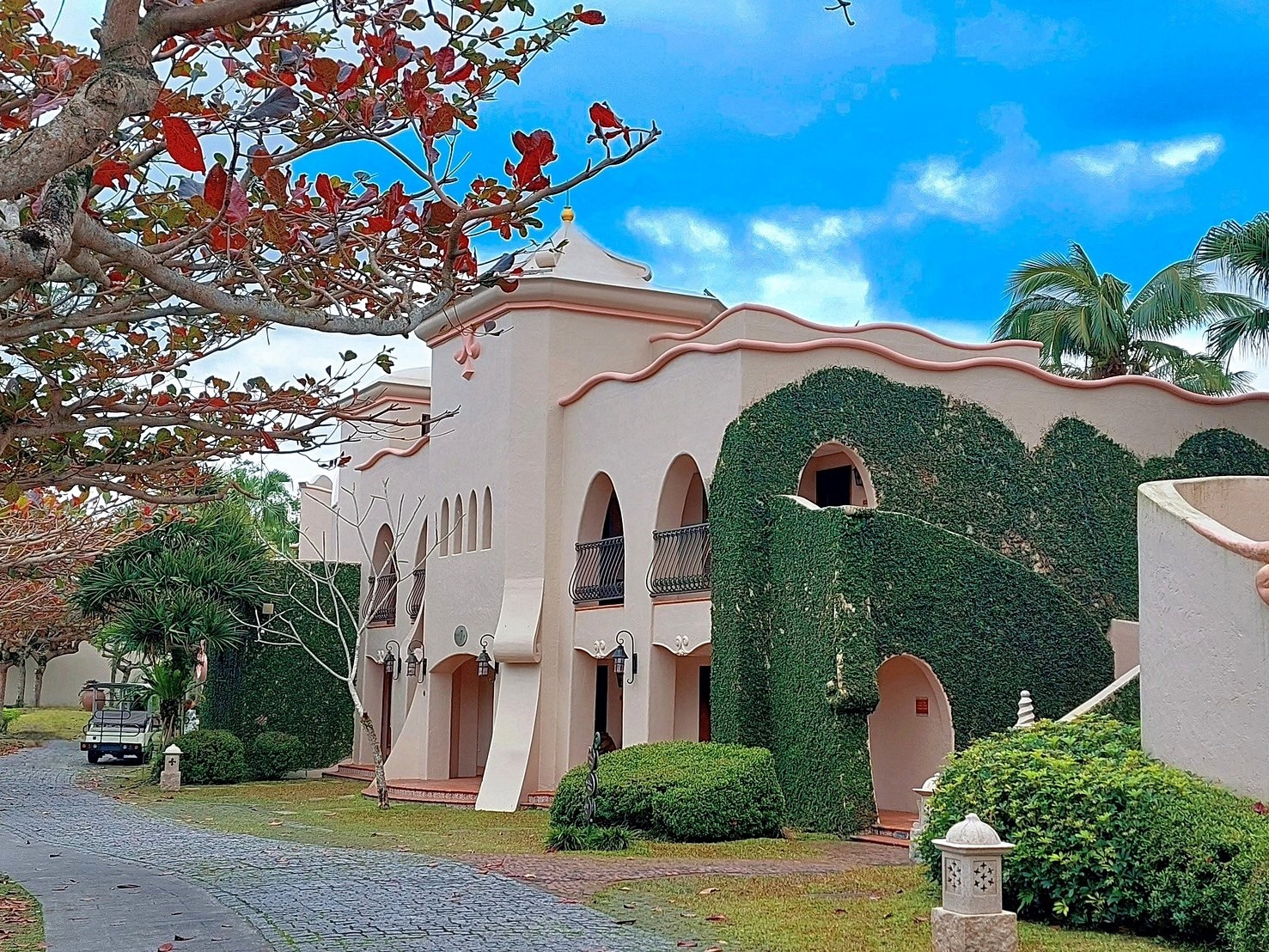 西班牙高第曲線式建築為理想大地的最大特色,置身其中,感受濃濃異國氛圍。(圖/花蓮理想大地渡假飯店提供)