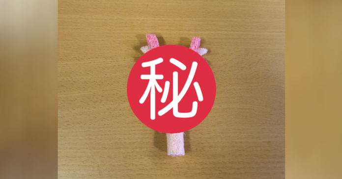 可愛的白色絨毛玩偶,手中拿著用粉紅色海綿裁切出來的各種形狀,展現有趣的手作創意。