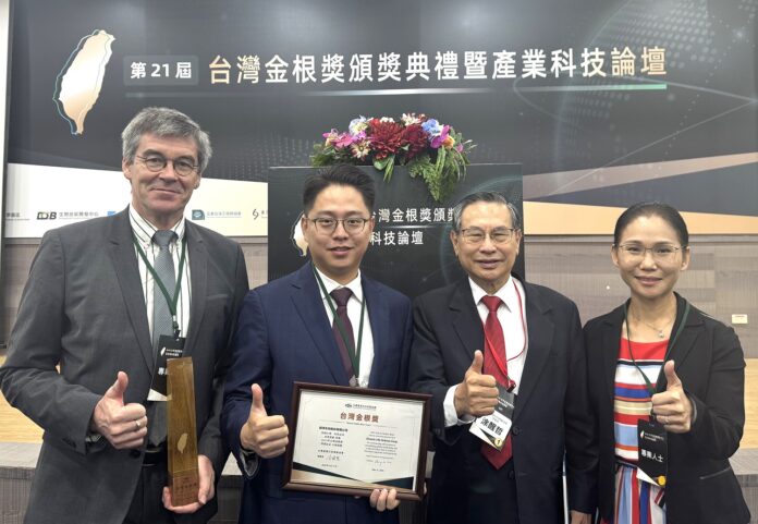 保吉企業轉投資之創茂生技股份有限公司獲21屆金根獎,創茂生技總經理漢默特.歌德(圖左起)、保吉企業董事長簡君全、創茂生技副總經理莊佳霖,共同出席頒獎典禮,與台灣產業科技推動協會理事長涂醒哲(左3)合影。(圖 /創茂生技股份有限公司提供)