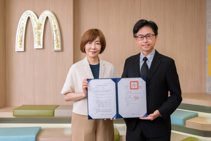 臺大張書森教授(圖右)與麥當勞寇碧茹副總裁合影。(圖／臺大校訊)